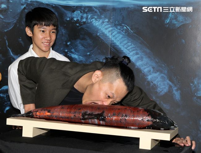 徐若瑄怨婦復仇記當場要導演莊絢維生吃魚。（記者邱榮吉/攝影）