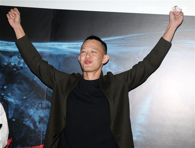 徐若瑄怨婦復仇記當場要導演莊絢維生吃魚。（記者邱榮吉/攝影）