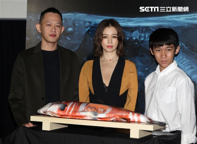 徐若瑄、童星吳至璿、導演莊絢維，出席「人面魚紅衣小女孩外傳」正式預告發佈會。（記者邱榮吉/攝影）