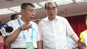 柯文哲訪視北市警局（2）台北市長柯文哲（左）26日前往台北市政府警察局，慰問市警局執行世大運維安人員，市警局長邱豐光（右）向柯文哲說明目前世大運維安措施。中央社記者張皓安攝　106年8月26日