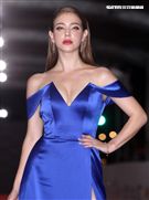 安妮一襲亮藍色深V長禮服性感踏上紅毯，好身材一覽無遺，當然少不了放送美胸，但傲人胸圍呼之欲出，美到讓人發暈。（記者邱榮吉/攝影）