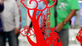 梅山太平36彎打造地景藝術（2）嘉義縣文化觀光局19日表示，梅山到太平的36彎，在彎道上都有標示編號，是自行車經典路線，縣府邀請身兼攝影師、導演、剪紙藝術家多重身分的楊士毅以「太平的祝福、彎道的擁抱」打造37座地景藝術。中央社記者黃國芳攝　107年10月19日