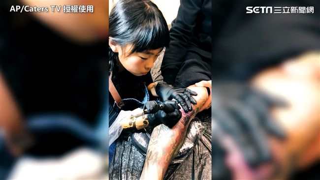 爸爸身體當畫布　9歲女童練成刺青師