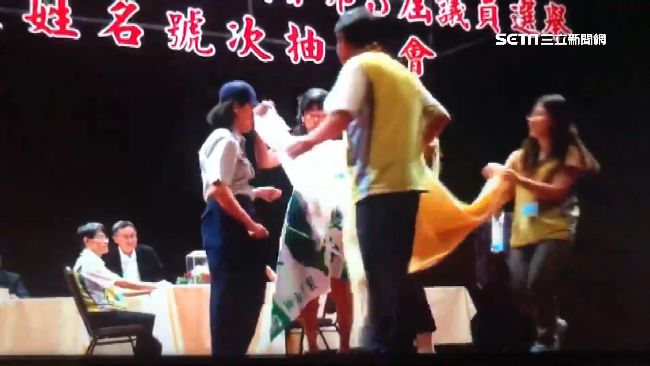 最「獨」女脫衣抽籤　喊：決戰習近平