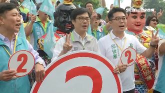 陳其邁人氣旺!支持者簇擁三太子助陣