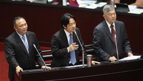 農地工廠過程合法化　賴清德盼10年完成行政院長賴清德（中）19日在立法院表示，農地工廠有其存在背景，但最終還是要合法化，政府希望用10年時間把過程合法化。右為經濟部長沈榮津、左為農委會主委林聰賢。中央社記者張皓安攝　107年10月19日