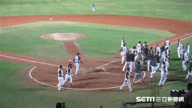 郭阜林再見3分彈　統一搶挑戰賽首勝