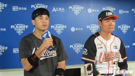 ▲統一獅選手郭阜林（左）與總教練黃甘霖出席賽後記者會。（圖／記者蕭保祥攝影）
