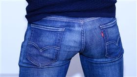 搶嘸衛生紙　如廁改用水沖屁屁！醫師提醒：沒擦乾會生細菌
屁股,牛仔褲,圖／翻攝自Pixabay