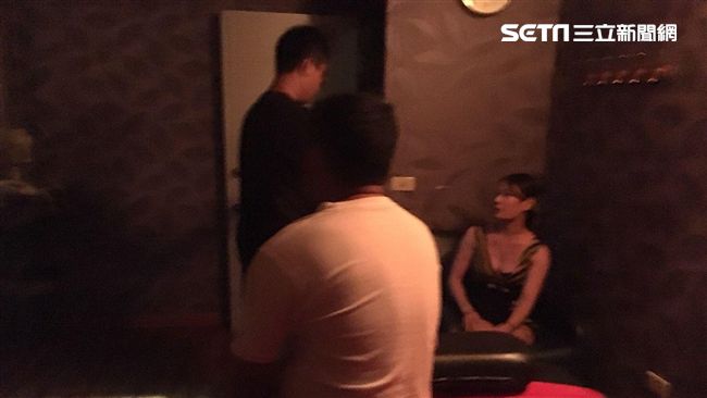 荒淫推拿！見女「咬下唇」竟擺進去！