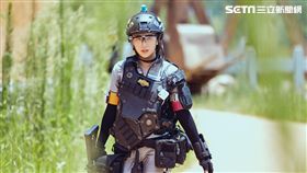 鬼鬼帥氣的拿槍射擊、奔跑、殺敵樣樣到位。（圖／芒果TV提供）