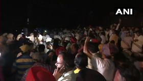 印度列車高速撞擊看節慶煙火群眾，至少50死（圖／翻攝自推特）