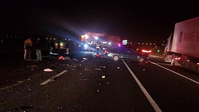 中山高連環撞2死　女童遭慘壓車底亡