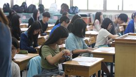 大學指考第2天  5萬名考生登場（3）107學年度指定科目考試2日進入第2天，考科為數學乙、國文、英文、數學甲，大考中心表示，今年指考國文科不再考非選擇題，改為全卷選擇題。中央社記者徐肇昌攝  107年7月2日