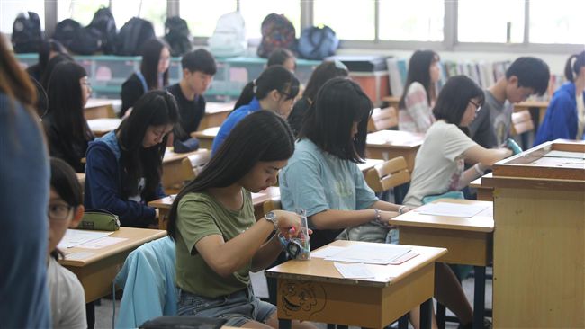 指考物理題目有爭議　補教名師籲送分