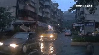 轎車當貨車開！車頂載雙人沙發趴趴走