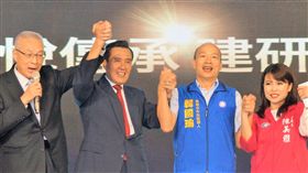 馬英九吳敦義韓國瑜高雄同台造勢中華民國工商建研會南區聯誼會會長交接典禮14日在高雄舉行，國民黨主席吳敦義（左起）、前總統馬英九、國民黨高雄市長參選人韓國瑜及多名議員參選人出席，同台牽手造勢拉抬士氣。中央社記者程啟峰高雄攝  107年9月14日