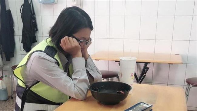 女警累壞餐桌上秒睡！上萬網友好心疼