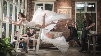 新人搶拍漂浮婚紗　揭祕不為人知辛苦