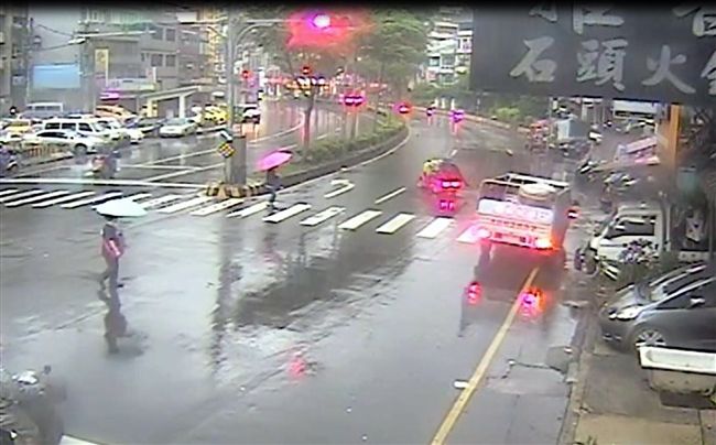 老翁駕電動代步車！撞婦人拖行數公尺