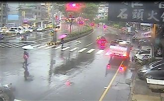 老翁駕電動代步車！撞婦人拖行數公尺