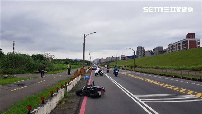 騎士自撞護欄　連人帶車噴飛命危送醫