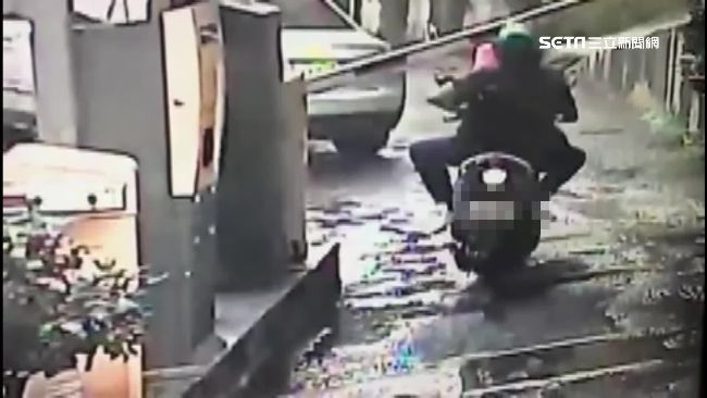 騎士緊貼轎車圖方便　下秒被柵欄爆頭