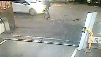 視線死角釀禍　轎車輾過行人畫面曝光