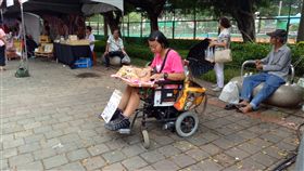 自己做香皂，重度身障全身顫抖街賣求生（臉書光線提供）