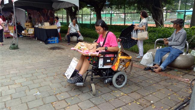自製香皂　重度身障全身顫抖街賣求生