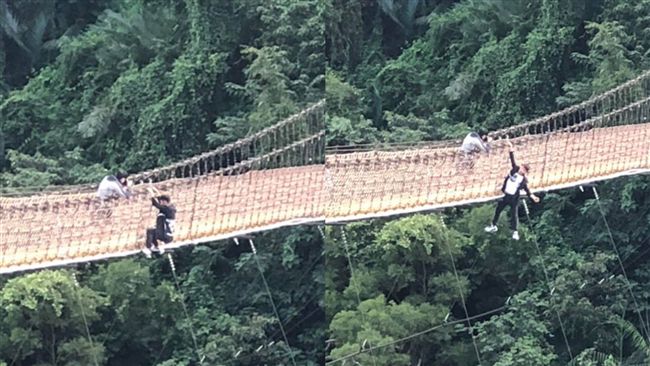 屁孩單手懸掛內灣吊橋　網：嫌命長？