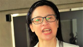 高雄反併吞大遊行　璩美鳳舉牌遭架離