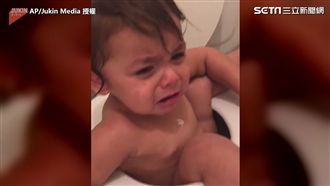 小萌娃卡馬桶　網笑：順便洗屁屁