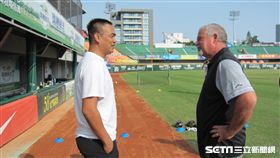 ▲陳金鋒與小聯盟初期教練Mark Brewer相見歡。（圖／記者蕭保祥攝影）