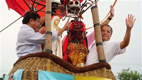 東西方聖母屏東萬巒相會（2）「當東方聖母遇見西方聖母」活動20日下午在屏東萬巒鄉舉行，屏東萬金聖母聖殿「聖母瑪利亞」與萬巒宗天宮「天上聖母媽祖」共乘熱汽球升空，象徵讓愛起飛。（宗天宮提供）中央社記者郭芷瑄傳真　107年10月20日