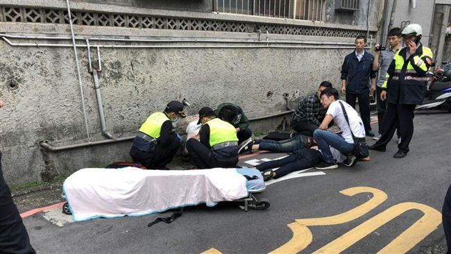 警辦公室外擄人　見警衝出急丟包同夥