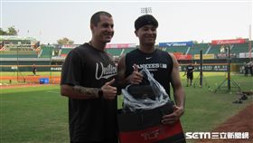▲統一獅左投Ryan Verdugo（瑞安）送名牌包給郭阜林，感謝貢獻完全比賽。（圖／記者蕭保祥攝影）