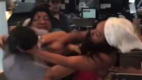  麥當勞,飲料,杯子,店員,互毆,打架,偷喝,趁亂,美國　圖／翻攝自YouTube