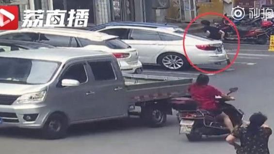 大媽狂追2公里　弱賊求饒：讓我歇會