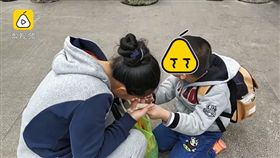 萌娃不想上學街頭耍賴。（圖／翻攝梨視頻）