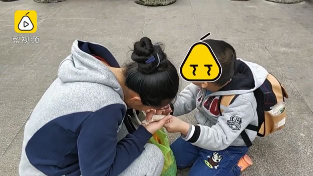 萌娃不想上學　路邊「耍花招」跪求娘