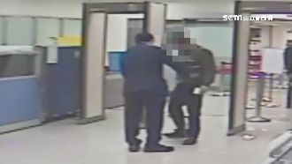 男頻遇同個安檢員　自動脫褲交出毒品