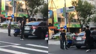 行車糾紛2男拿鋁棒理論　阿伯嚇傻