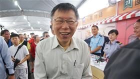 柯文哲出席台北生活祭（1）台北市政府產業發展局20日在大直美麗華前廣場舉行「商圈嘉年華－台北生活祭」，台北市長柯文哲（前中）出席，現場逛攤位支持商家。中央社記者裴禛攝　107年10月20日