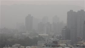 霧霾高雄（2）台灣南部地區每年秋冬時節常受空污所苦，空氣品質常嚴重不佳，霧霾嚴重，讓天空呈現一片灰濛，也影響民眾健康。圖為往年高雄地區空污嚴重時，市區街道一片霧灰。（資料照片）中央社記者王淑芬攝　107年10月1日