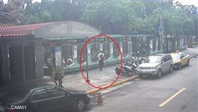 台北,內湖,關渡媽祖,偷竊,擲筊（圖／翻攝畫面）