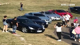 名車霸公園草皮自拍　網轟：辦車展？