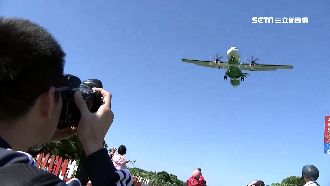 飛機巷最快後年拆遷　假日擠滿人搶拍