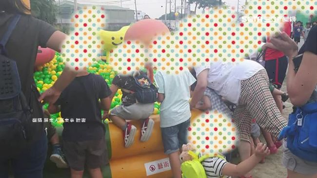 無視「請勿攀爬」　家長小孩坐裝置品