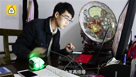 大陸山東一名20歲男大生袁春曉，他高中畢業後，就與2名同學各拿600元人民幣（約新台幣2600元）創業，他努力5年「沒有休假」，現今成為一名年薪40萬（約新台幣178萬）的老闆！（圖／翻攝自梨視頻）